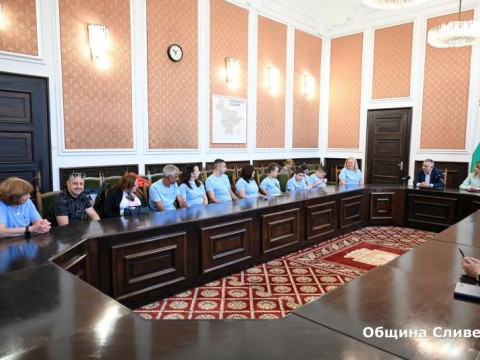 Емоционална среща в Община Сливен с деца със специални потребности и успехи в плуването