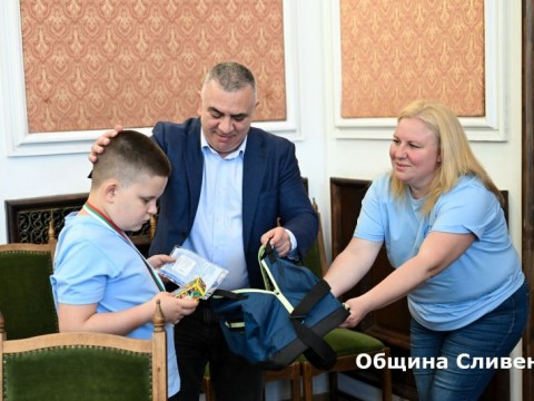 Емоционална среща в Община Сливен с деца със специални потребности и успехи в плуването