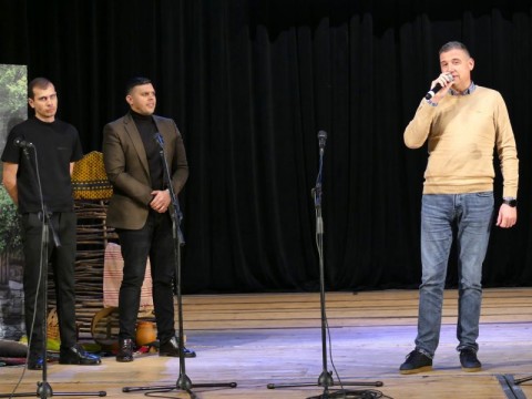 Фолклорен дух и родолюбие изпълниха сцената на Прегледите на читалищното любителско изкуство 2025 в Нова Загора