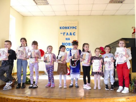 Ралица Коларова и Фолклорна формация "Аглея" са "Глас на Нова Загора" за 2025г.