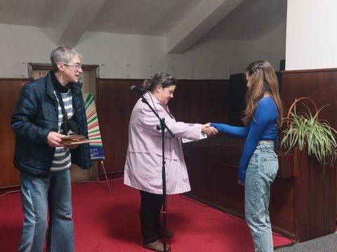Ученици от ПХГ „Дамян Дамянов“ с вдъхновяваща изложба по Ван Гог