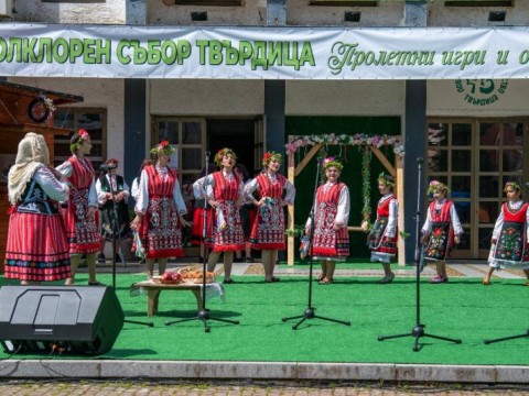 Цветница в Твърдица озарена от 24-ия Регионален фолклорен събор „Пролетни игри и обичаи“