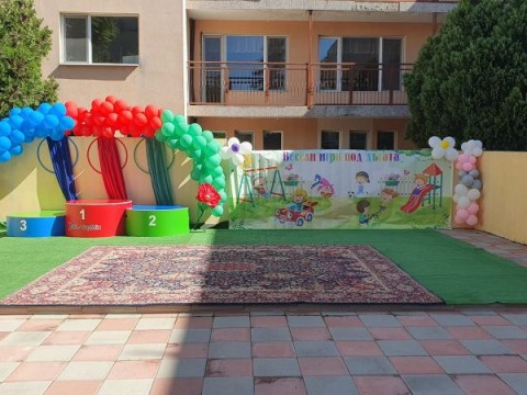 На 18 май децата от ДГ "Детски рай" имаха спортен празник, който премина под мотото "Весели игри под дъгата". С много ентусиазъм и спортен дух всички участници демонстрираха ловкост, прецизност и умения да спазват правила по време на състезателните игри. 