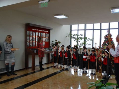 Коледари от ДГ „Надежда“ гостуват по Игнажден в дома на Община Нова Загора