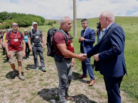 Премиерът Димитър Главчев поздрави участниците в Националния поход „По стъпките на Ботевата чета“,