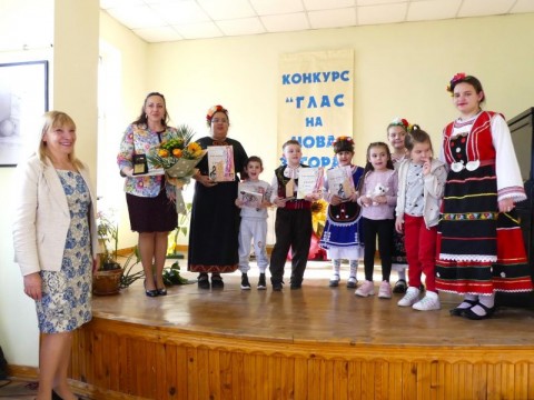 Ралица Коларова и Фолклорна формация "Аглея" са "Глас на Нова Загора" за 2025г.