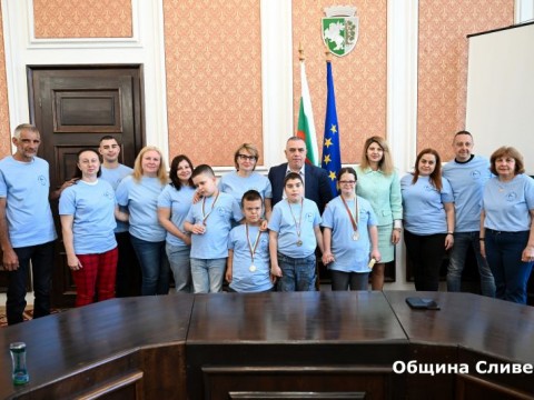 Емоционална среща в Община Сливен с деца със специални потребности и успехи в плуването