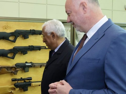 Министър-председателят Росен Желязков и председателят на Европейския съвет Антонио Коща посетиха военния завод „Арсенал“