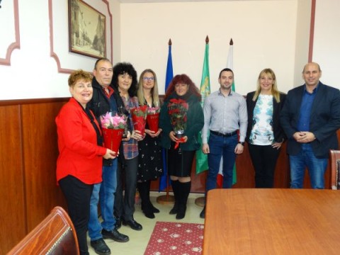 Именици гостуват на кмета на Община Нова Загора Галя Захариева на Никулден