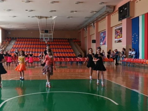 Момичетата от клуб „Яница – Т.А.“ с купа и медали от танцов турнир в Сливен