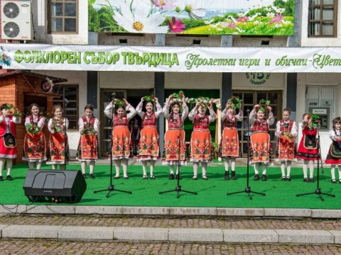 Цветница в Твърдица озарена от 24-ия Регионален фолклорен събор „Пролетни игри и обичаи“