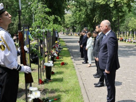 Премиерът Желязков, украинският президент Зеленски и лидери от Югоизточна Европа поднесоха цветя на Алеята на героите в Одеса