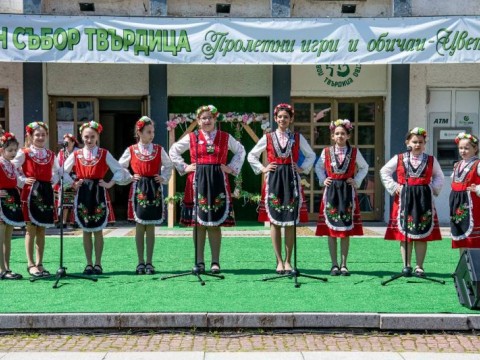 Цветница в Твърдица озарена от 24-ия Регионален фолклорен събор „Пролетни игри и обичаи“