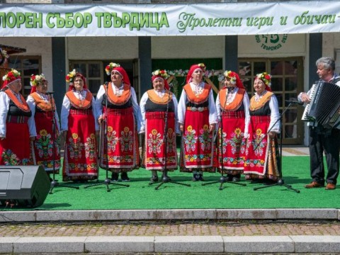 Цветница в Твърдица озарена от 24-ия Регионален фолклорен събор „Пролетни игри и обичаи“