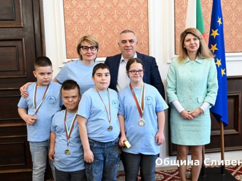 Емоционална среща в Община Сливен с деца със специални потребности и успехи в плуването