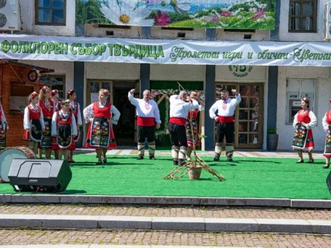 Цветница в Твърдица озарена от 24-ия Регионален фолклорен събор „Пролетни игри и обичаи“