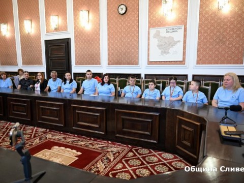 Емоционална среща в Община Сливен с деца със специални потребности и успехи в плуването
