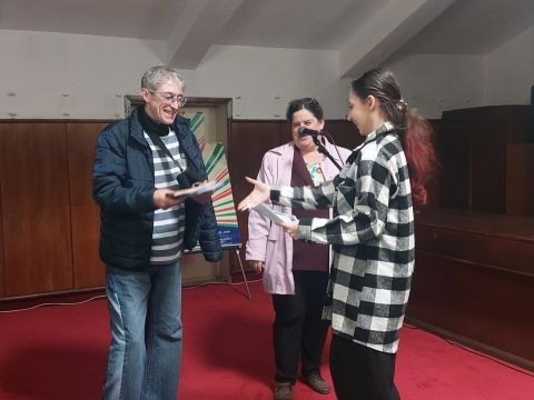 Ученици от ПХГ „Дамян Дамянов“ с вдъхновяваща изложба по Ван Гог