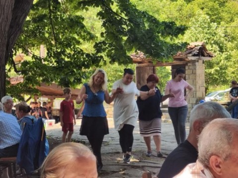 Село Нейково отбеляза тържествено храмовия празник на църквата „Света Троица“